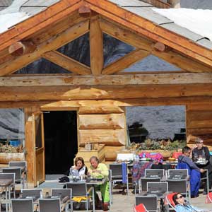 terrasse sur les pistes de ski serre che