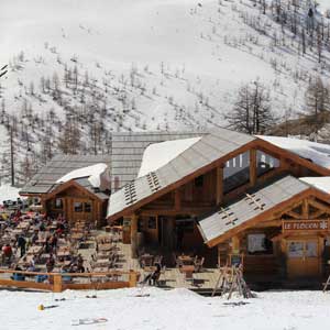 de la neige à serre chevalier sur la terrasse du restaurant